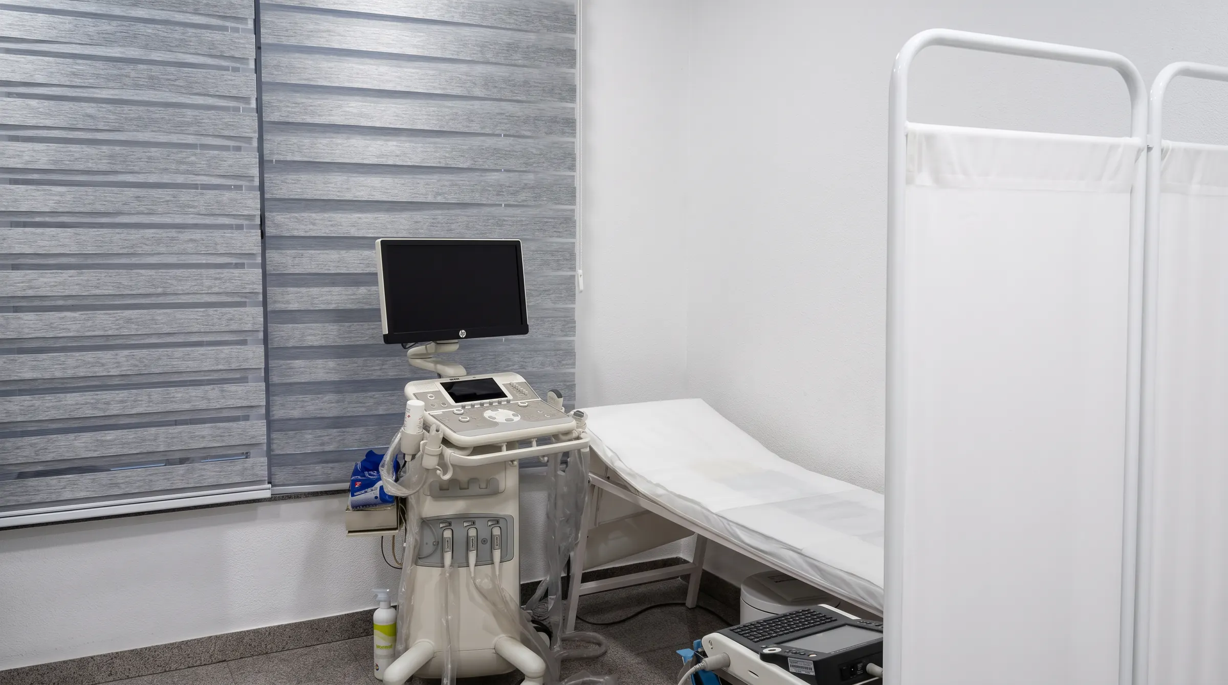 Ordinacija Dr. Kurbašić u Vogošći: ultrazvučni aparat, EKG i pregledni krevet